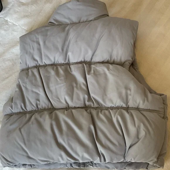H&M Light Gray Cropped Puffer Vest - Picture 4 of 4